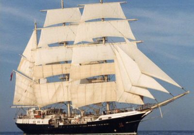 Em volta ao mundo, antigo navio a vela faz escala em Ilhabela