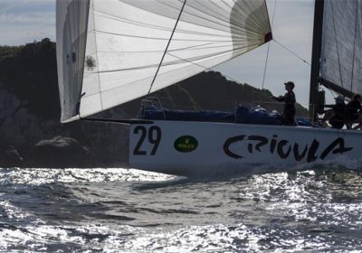 Tem uma crioula no mar