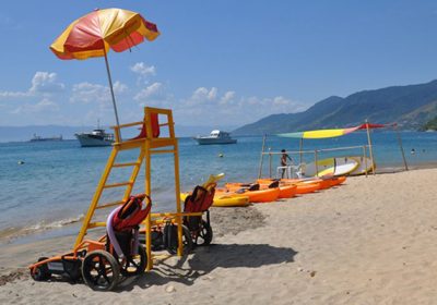 Banho de mar também para pessoas com deficiência
