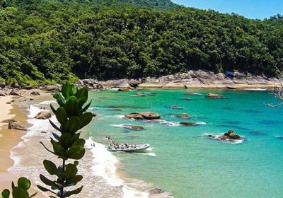 Praia da Caveira é destaque entre praias desertas de SP