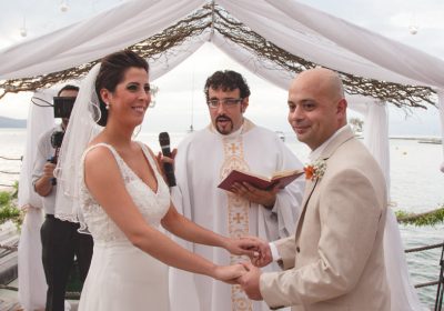 Janaina e Marcos: casar na praia, leve como a vida que levam