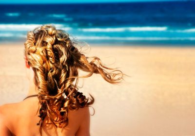 Verão x Cabelo: como proteger os cabelos da água do mar, sol e piscina