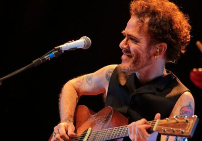 Nando Reis faz show intimista em Ilhabela