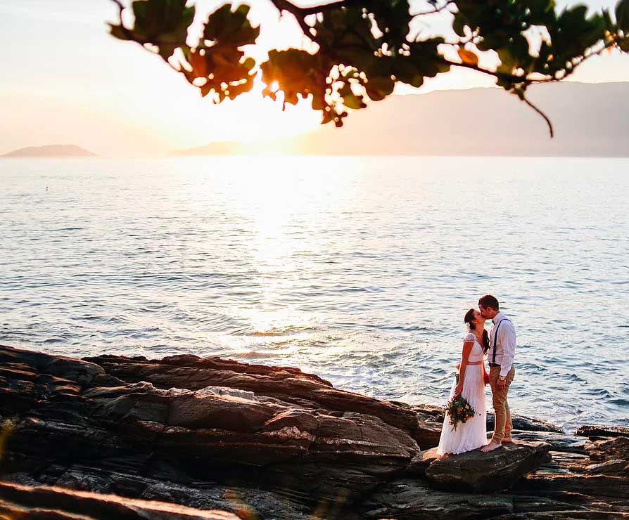 Casamento pé na areia em Ilhabela com pôr do sol ao fundo