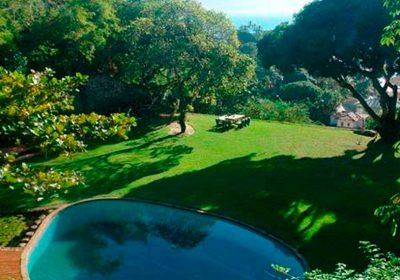 Cenário de cinema: casas para o mini wedding dos sonhos em Ilhabela