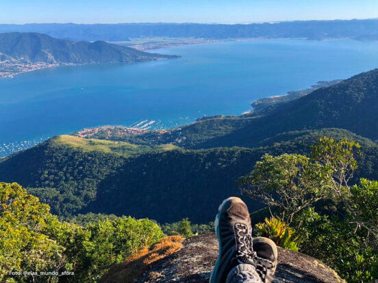 Vista do alto do Pico do Baepi (Foto: @elas_mundo_afora)