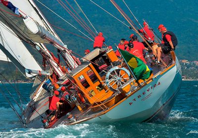 Barco Atrevida completa 100 anos e recebe homenagem da Semana Internacional de Vela de Ilhabela