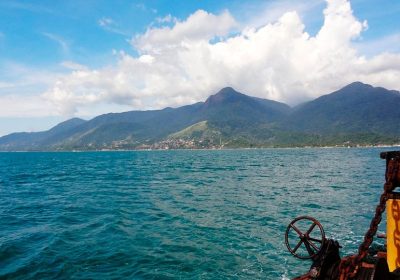 Hostel da Vila apoia ação de limpeza de praia em Ilhabela