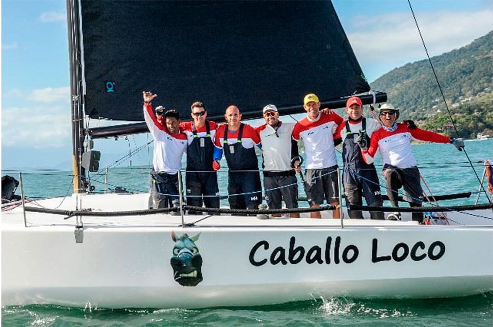 Robert Scheidt velejou pela classe C30 como convidado e ajudou a trazer a vitória para o Caballo Loco em 2022