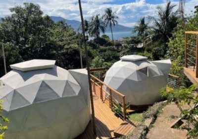 Contato com a natureza e vista para o mar: Hostel da Vila inaugura novos domos geodésicos