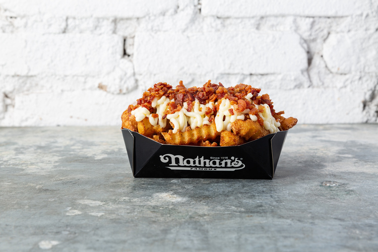 Batata frita com catupiry e bacon - Nathan's Famous Ilhabela Hot Dog de Nova York no shopping Mares Ilha Mall, no Perequê