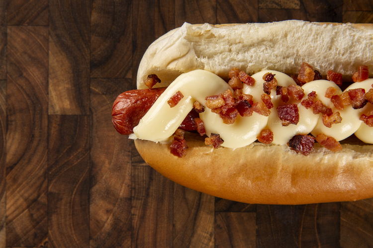 Hot dog com catupiry e bacon - Nathan's Famous Ilhabela Hot Dog de Nova York no shopping Mares Ilha Mall, no Perequê