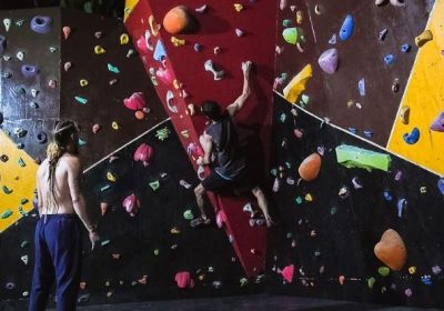 Parede de escalada atrai amantes do esporte e curiosos em Ilhabela