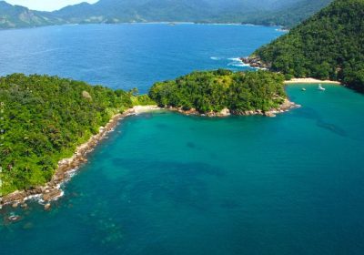 Passeios de Barco em Ilhabela: Roteiros Incríveis para Conhecer Praias Escondidas