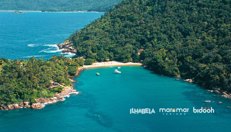 Paradisíaca Praia do Saco do Eustáquio é acessível apenas por barco