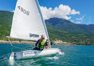 Que tal velejar? Projeto “Vela para Todos” oferece aulas gratuitas em Ilhabela
