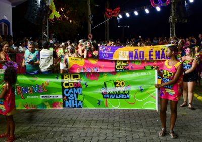 Tradicional Bloco da Camisinha abre desfile dos blocos carnavalescos de Ilhabela