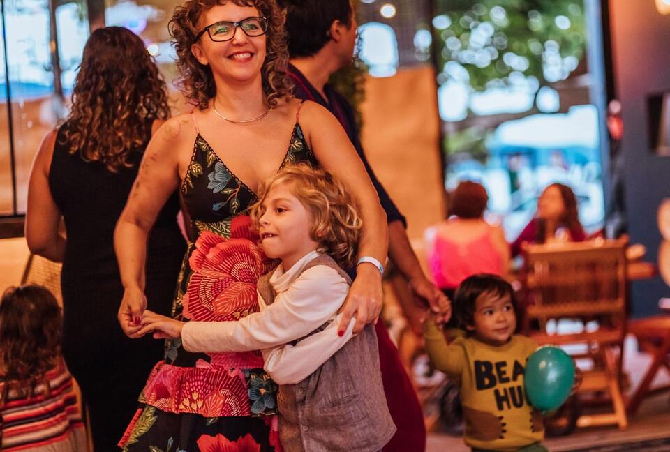 Mamacitas Festa inclusiva para mães, crianças, pais e cuidadores em geral com balada matinê no Estaleiro em Ilhabela