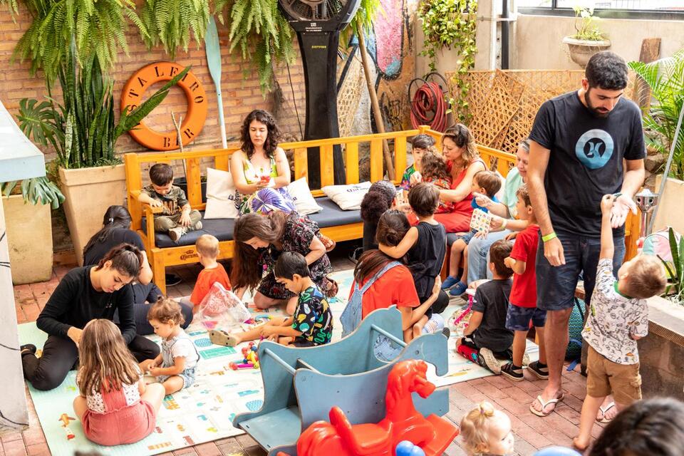 Festa para famílias com área kids e monitoras durante toda a festa. Mamacitas Ilhabela