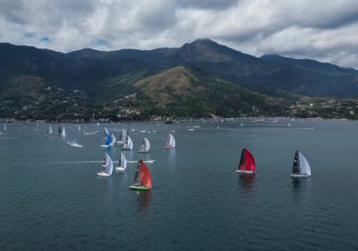 Desfile de barcos e Esquadrilha da Fumaça atraem milhares de pessoas para a Vila em Ilhabela