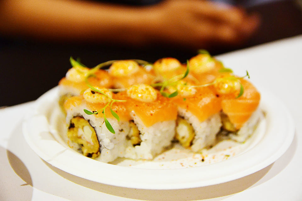 Japs Sushi, que traz um uramaki especial com salmão, crocante, preparado pelo chef sushiman Vital, que soma 21 anos de experiência